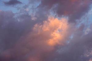céu dramático colorido com nuvem foto