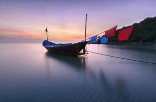 barcos de pesca à beira-mar praia durante o pôr do sol