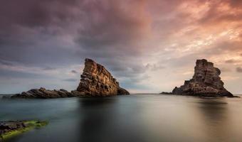 rochas do mar ao nascer do sol