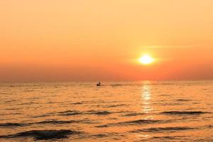 vista panorâmica do pôr do sol sobre o mar