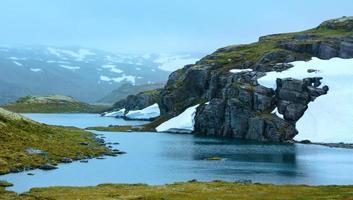 montanha de verão com lago e neve (noruega)