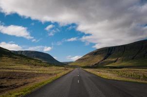 sozinho na estrada da Islândia foto