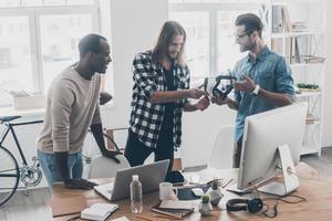 discussão interessante. grupo de jovens empresários trabalhando e se comunicando juntos enquanto estão no escritório criativo foto