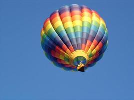 balão de ar quente com a cor do arco-íris
