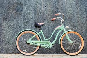 bicicleta antiga. linda bicicleta vintage em pé perto da parede foto