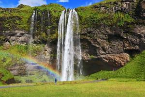 grande arco-íris decora uma gota d'água
