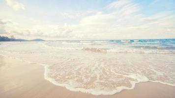 mar praia céu azul areia sol luz do dia na tailândia foto
