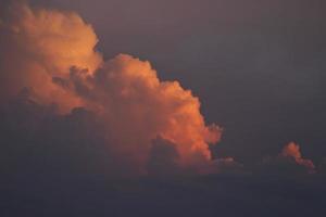 nuvens de tempestade com cúmulos laranja ameaçadoras foto