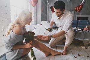 casal comemorando dia dos namorados foto