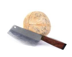 casca de coco com faca grande isolada no branco