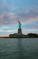 estátua da liberdade ao pôr do sol foto