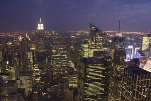 horizonte de nova york à noite foto