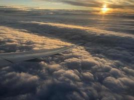 avião acima das nuvens foto