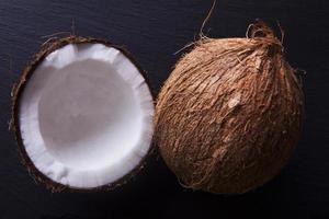 cocos - inteiro e dividido pela metade foto