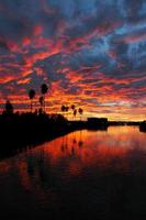 dramático pôr do sol vermelho refletido sobre a Califórnia foto