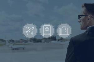 viagem de negócios. ícone composto digitalmente sobre uma foto do empresário no aeroporto