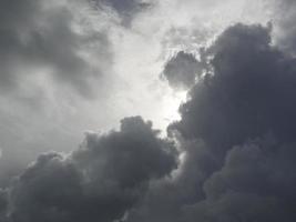 cena dramática de nuvem de tempestade em preto e branco. foto