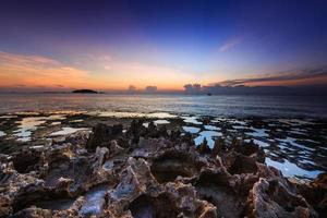 rochas vulcânicas na costa ao amanhecer foto