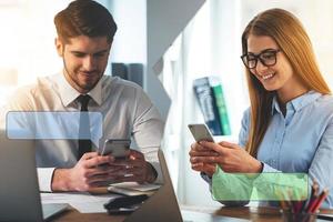 conceito de comunicação. montagem de duas imagens com homens e mulheres olhando seus smartphones e sorrindo sentados em lugares diferentes foto