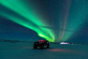 aurora boreal sobre caminhão foto