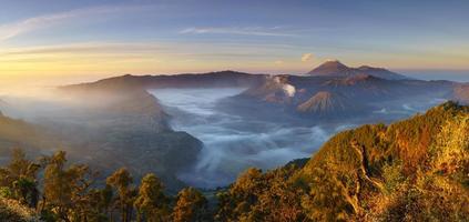 Vulcão Bromo ao nascer do sol, Java Oriental, Indonésia foto