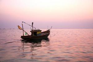 barco de pesca ao pôr do sol