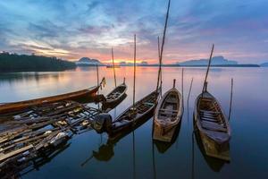 vila de pescadores e nascer do sol em Samchong-ta foto