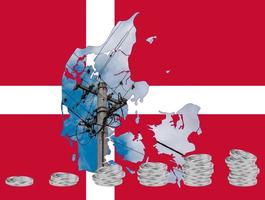 mapa de contorno da Dinamarca com a imagem da bandeira nacional. linha de energia dentro do mapa. pilhas de moedas de euro. colagem. crise de energia. foto