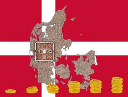 mapa de contorno da Dinamarca com a imagem da bandeira nacional. tampa de bueiro do sistema de gasoduto dentro do mapa. pilhas de moedas de euro. colagem. crise de energia. foto