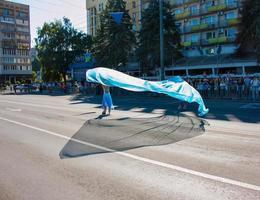 dnipro, ucrânia - 09.11.2021 cidadãos comemoram o dia da cidade. dançarinos de patins acenando a bandeira. foto