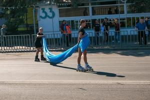 dnipro, ucrânia - 09.11.2021 cidadãos comemoram o dia da cidade. dançarinos de patins acenando a bandeira. foto