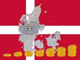 mapa de contorno da Dinamarca com a imagem da bandeira nacional. escotilha para o sistema de água dentro do mapa. pilhas de moedas de euro. colagem. foto