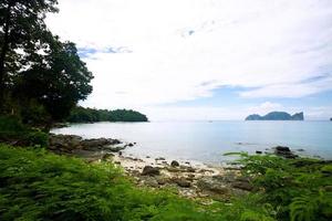 litoral na ilha phi phi, tailândia foto