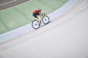 vista superior do homem em roupas esportivas ciclismo na pista ao ar livre foto