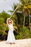 adorável garotinha em férias em uma praia tropical em Boracay, Filipinas foto
