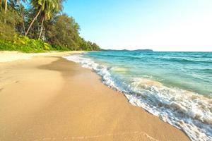 bela praia tropical na ilha de koh kood, tailândia foto