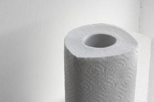 rolo de toalhas de papel branco com ornamento pontilhado, foto horizontal sobre fundo claro. objeto para limpar e enxugar, para cozinha, doméstico todos os dias