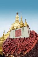 pagode shwemawdaw, templo do deus dourado foto