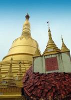 pagode shwemawdaw, templo do deus dourado foto