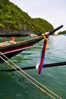 ásia na ilha de koh phangan, praia branca, barco de rochas