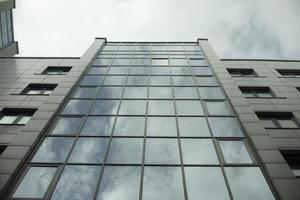 construção de espelhos. céu será refletido no vidro do edifício. Arquitetura moderna. foto