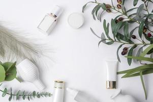 frasco de creme hidratante sobre estúdio de fundo de folha, conceito de beleza de embalagem e cuidados com a pele foto