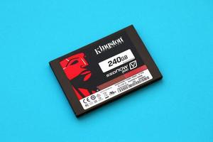 ternopil, ucrânia - 20 de junho de 2022 kingston ssdnow 300 ssd armazenamento em unidade de estado sólido 240 gb montado em taiwan sob a kingston technology corporation foto