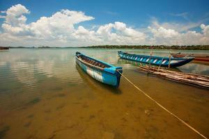 vista panorâmica no grande lago em srilanka com o barco do homem-peixe
