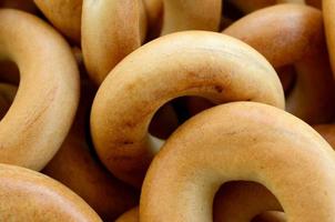 foto de close-up de bagels amarelos frescos. um tipo popular de produtos de farinha. uma das guloseimas tradicionais russas para o chá