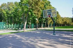quadra de basquete de rua vazia. para conceitos como esportes e exercícios e estilo de vida saudável foto