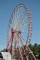 roda gigante multicolorida grande e moderna no fundo do céu azul limpo foto