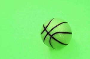 pequena bola verde para jogo de esporte de basquete encontra-se no fundo da textura foto