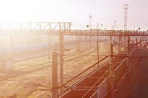 paisagem ferroviária ensolarada foto