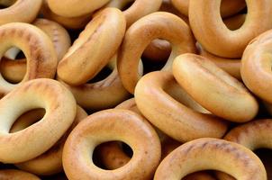 foto de close-up de bagels amarelos frescos. um tipo popular de produtos de farinha. uma das guloseimas tradicionais russas para o chá